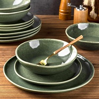 Ensemble d'assiettes à dîner en céramique vert forêt, finition brillante mouchetée, design rond moderne, résistant aux éclats, empilables pour une table élégante