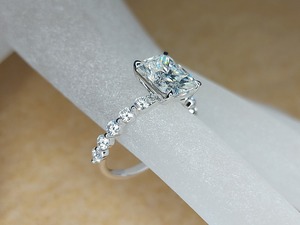 แหวนหมั้นมอยซาไนต์ทรงเรเดียนท์คัทวินเทจ 0.3 กะรัต ทอง 14K ประดับเพชรด้านข้าง ไซส์ 7 สไตล์คลาสสิก เครื่องประดับสำหรับผู้หญิง - Product Image 6