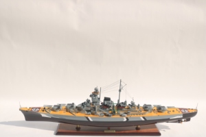 Maquette de navire de guerre allemande Bismarck en bois, faite à la main - Modèle historique de la marine de la Seconde Guerre mondiale pour la décoration de la maison ou du bureau - Product Image 1