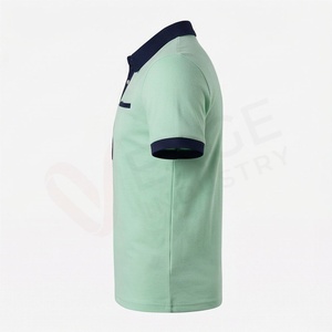 Polo de manga corta verde claro para hombre con cuello y puños azul marino, diseño casual de punto sólido, corte regular. - Product Image 3