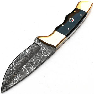Cuchillo de caza hecho a mano de acero de Damasco con hoja de punta caída, mango negro y detalles dorados. Cuchillos de Damasco con hoja afilada. - Product Image 1
