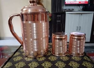 Service de carafes en cuivre pour un service de boissons artistique et luxueux, ensemble en métal avec verres, durable et réutilisable pour la cuisine. - Product Image 1