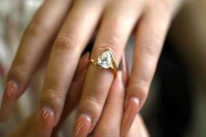 Bague en or massif 14 carats avec diamant de culture en forme de poire de 1,51 carat, certifié IGI, pour femme, bande incurvée moderne, cadeau de fiançailles - Product Image 2