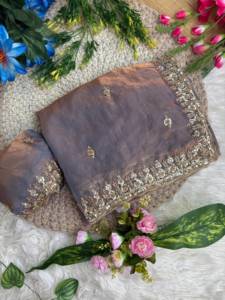Sari de satén Fandy con diseño de cuentas de diseño, trabajo Dana, Butti y Aarco, y blusa a juego con trabajo de cuentas Dana. - Product Image 2