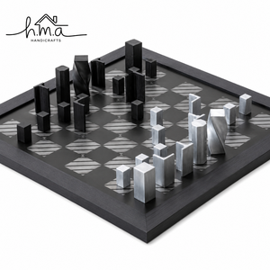 ชุดหมากรุกทองเหลืองหรูหรา พร้อมตัวหมากรุกสีเงินดำทรงสี่เหลี่ยมแบบโปร่ง และกระดานสี่เหลี่ยมเงางาม ของตกแต่งบ้านสไตล์โมเดิร์น - Product Image 5