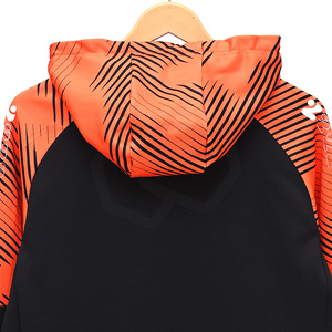 Sudadera con capucha para hombre, diseño color block, negro y naranja, manga raglán, estampada, con bolsillo canguro, estilo casual urbano - Product Image 4