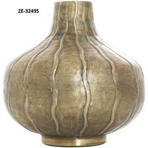 Vase en métal antique sculpté à la main, pot de fleurs décoratif vintage pour une utilisation en intérieur sur les étagères et les tables - Product Image 3