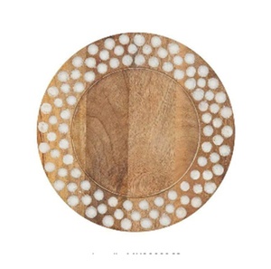 Plato de Madera con Textura y Borde con Puntos Blancos Grabados, Plato Decorativo Redondo para Servir, Base Decorativa para Mesa - Product Image 1