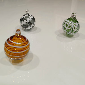 Boule de verre décorative creuse à motif vertical, design Art Déco, haute qualité, décoration de Pâques pour la maison, faite à la main - Product Image 1