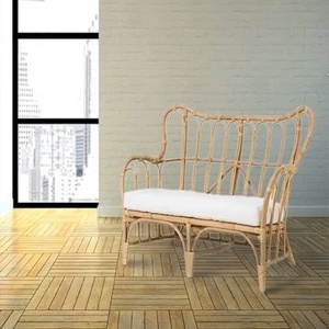 Canapé d'angle deux places en bambou artisanal au meilleur prix, dossier incurvé en forme de S, accoudoirs rembourrés, coussin blanc, pieds en bois de style mid-century modern - Product Image 4