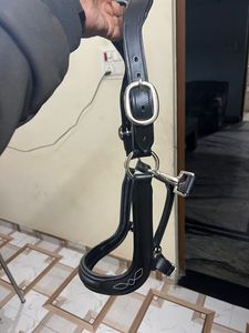 Cincha de cuero negra ajustable para caballo con hebillas metálicas y detalles de costura. Cincha de caballo ajustable de metal. - Product Image 1