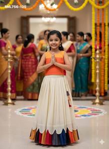 Ensemble Lehenga-Blouse pour Filles en Soie Tissée à la Main de Qualité Exceptionnelle avec Volants Festonnés – Achat en Ligne Inde - Product Image 2
