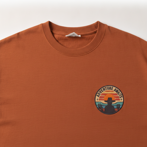 T-shirt à manches courtes pour homme, couleur orange rouille, avec impression de patch « l'aventure vous attend », coupe classique, jersey en coton décontracté, col rond - Product Image 5