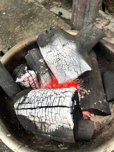 Carbón de Leña de Madera Dura de Proveedor de Fábrica, Núcleo Rojo Natural, Larga Duración, Combustible para Barbacoa, Uso Exterior, 75-85% Carbono Fijo, 5% Humedad - Product Image 1