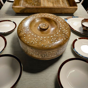 Caja de especias artesanal de madera de anacacia duradera con incrustaciones florales de latón, contenedor decorativo tradicional para frutos secos, caja de almacenamiento de joyas - Product Image 1