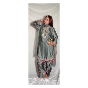 ชุดเสื้อผ้าดีไซน์เนอร์สไตล์ชาติพันธุ์ แขนยาว ผ้าซาตินญี่ปุ่นพรีเมียมปักลาย พร้อมกางเกงฟาร์ชีและผ้าคลุมไหล่ออร์แกนซ่า - Product Image 1