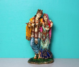 Statue artisanale en résine de Radha Krishna jouant de la flûte, artisanat Nirmala |   Paire d'idoles colorées de dieux hindous indiens pour le temple domestique - Product Image 2