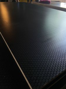 Tableros de Contrachapado Hexa de 18mm con Núcleo 100% de Madera Dura, Recubiertos con Película Antideslizante, para Encofrados de Construcción, con Pegamento WBP, Diseño Moderno, E0 Formaldehído - Product Image 3