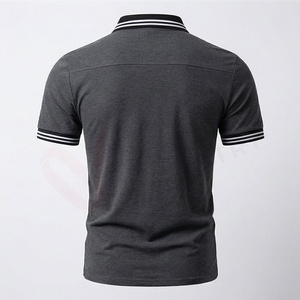 Polo à manches courtes gris foncé pour homme, couleur unie, en coton tricoté, décontracté, respirant, coupe classique, avec col à bordure blanche - Product Image 2
