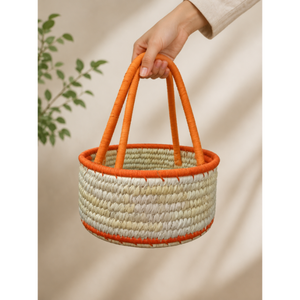 Panier en herbe tressé à la main avec garniture et poignée festives (Beige et orange) – Panier de rangement élégant et écologique en herbe - Product Image 1