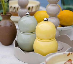 Juego de Molinillos de Sal y Pimienta Modernos con Acabado Lacado Brillante, Molinillo de Especias de Madera con Forma de Bulbo para Decoración Colorida de Cocina - Product Image 2