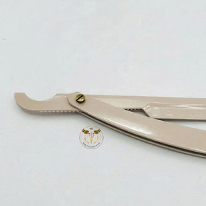 Navaja de afeitar recta plegable de acero inoxidable – Navaja de afeitar profesional para barberos con mango metálico reutilizable para uso en peluquerías - Product Image 6