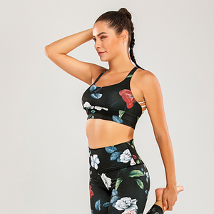 Soutien-gorge de sport imprimé floral pour femme, haut court de fitness à maintien élevé, noir avec fleurs rouges et blanches - Product Image 1