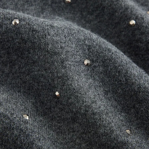 Pull en maille à manches courtes gris anthracite uni, orné de strass thermocollés, léger, ultra-doux, coupe ajustée pour femme - Product Image 6