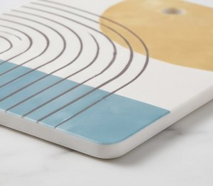 Planche à découper rectangulaire avec motif géométrique abstrait en forme d'arche jaune et bleu, avec trou de suspension - Product Image 2