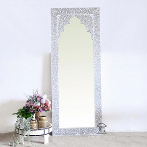 Miroir décoratif de luxe pour intérieurs résidentiels, design arqué raffiné avec détails floraux contemporains - Product Image 2