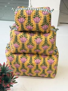 Juego de Tres Bolsas de Maquillaje Cosméticas para Mujer, de Algodón Acolchado con Cierre, Diseño Floral, con Logotipo Personalizado, Reutilizables y Ecológicas, Estilo Vintage - Product Image 3