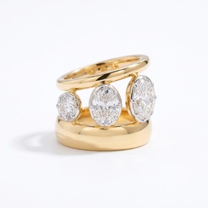 แหวนแต่งงานดีไซน์พรีเมียมแบบวงกว้างทองคำขาวประดับเพชรทรงรีสามเม็ด - Product Image 1
