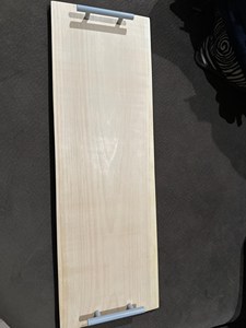 Un plateau de service en bois uni, planche à charcuterie avec poignées en acier inoxydable - Product Image 6