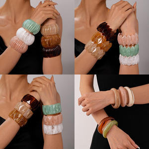 Bracelets en résine très tendance et les plus vendus. Les bracelets en résine sont des accessoires polyvalents utilisés comme bijoux audacieux et avant-gardistes. 2026. - Product Image 4