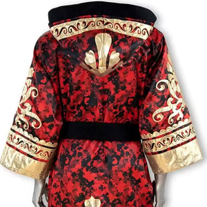 Robe de chambre en satin rouge pour homme avec imprimé floral doré et bordure noire, manches longues - Product Image 4