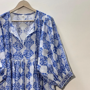 Blusa Floral con Estampado Artesanal, Hecha a Mano, Ecológica, de Algodón, Cuello en V, Manga 3/4, con Volantes de Encaje, Lavable, Estilo Chinoiserie - Product Image 2