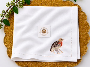 Oiseau aux tons doux, avec des coutures raffinées, ajoute une élégance calme aux tables de mariage. - Product Image 1