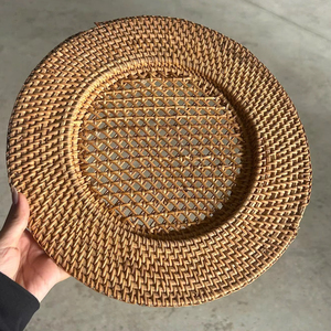 Platos de ratán redondos beige estilo bohemio para decoración de mesas en bodas, fiestas en el jardín, eventos con temática de playa y restaurantes. - Product Image 1