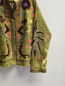 Veste Suzani en velours vert mousse faite à la main pour femmes, broderie florale multicolore, style bohème chic, manteau ethnique d'hiver, vente en gros, exportation - Product Image 4
