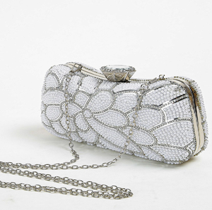 Sac vintage à franges de perles avec broderie florale et une poignée robuste en perles, disponible à prix de gros. - Product Image 4