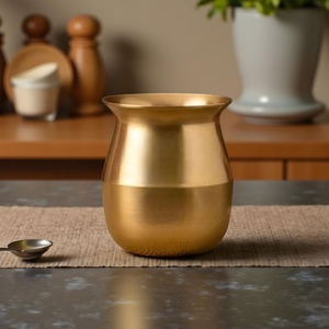 Elegante Recipiente de Agua Tradicional Indio de Latón, Forma de Handi Curva y Elegante, Acabado Dorado, Recipiente Kalash para Pooja, Rituales y Cocina - Product Image 4