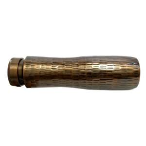 Botella de cobre martillado, diseño curvo elegante, material de cobre puro, color antiguo, acabado brillante, reutilizable, ecológico. - Product Image 3