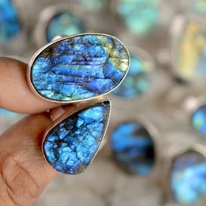 Support de bague artisanal en pierres précieuses de marbre, avec quartz druzy labradorite naturel et pendentif de mariage en métal plaqué pour mariage - Product Image 1