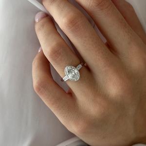 Anillo de Compromiso con Diamante Ovalado de 2 Quilates, Corte E VVS2, Cultivado en Laboratorio, Engastado en Bisel, Oro Blanco Ovalado, Certificado IGI - Product Image 2