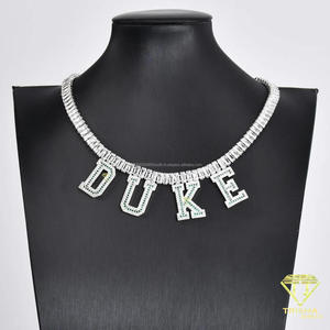 Elegante Collar con Letra DUKE de Diamante Moissanite con Brillantes Piedras Rectangulares y Detalles en Verde - Product Image 6