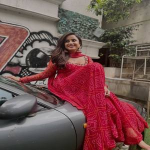 Robe VASTRA COTTAGE en Faux Georgette à Imprimé Bandhani Numérique avec Dupatta Brodé, Tenue Traditionnelle pour Soirée - Product Image 5