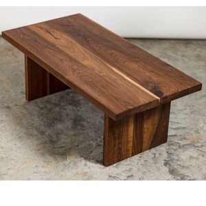Una mesa de comedor rústica de madera de teca maciza con una textura de veta natural y una superficie robusta y gruesa para un espacio cálido para reuniones. - Product Image 1