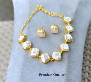 Ensemble de collier et boucles d'oreilles Kundan floral plaqué or avec pierres blanches, bijoux ethniques pour femmes, idéal pour les mariages et les fêtes, qualité supérieure - Product Image 1