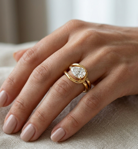 แหวนเพชรทรงลูกแพร์ 1.25 กะรัต สี E แบบตะวันออก-ตะวันตก ทองคำแท้ 14K เพชรเพาะเลี้ยงในห้องปฏิบัติการ แหวนเพชรเม็ดเดี่ยวแบบ Bypass ดีไซน์เกลียว แหวนหมั้นที่มีเอกลักษณ์เฉพาะตัว - Product Image 4