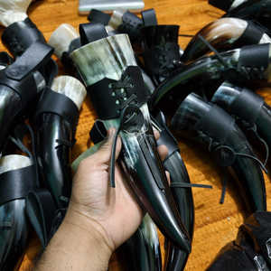 Mug en corne de Viking poli à la main avec étui en cuir, vaisselle haut de gamme au meilleur prix - Product Image 4